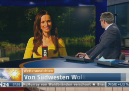 TV Moderatorin Susanne Schöne on air Außendreh Berlin
