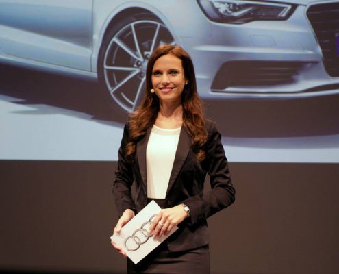IAA Moderatorin aus München auf Bühne für Audi